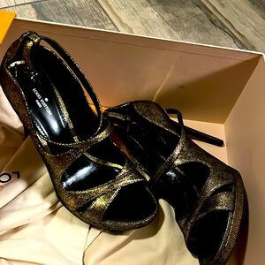Slightly used Louis Vuitton gold heels size 8 (fit 7.5)